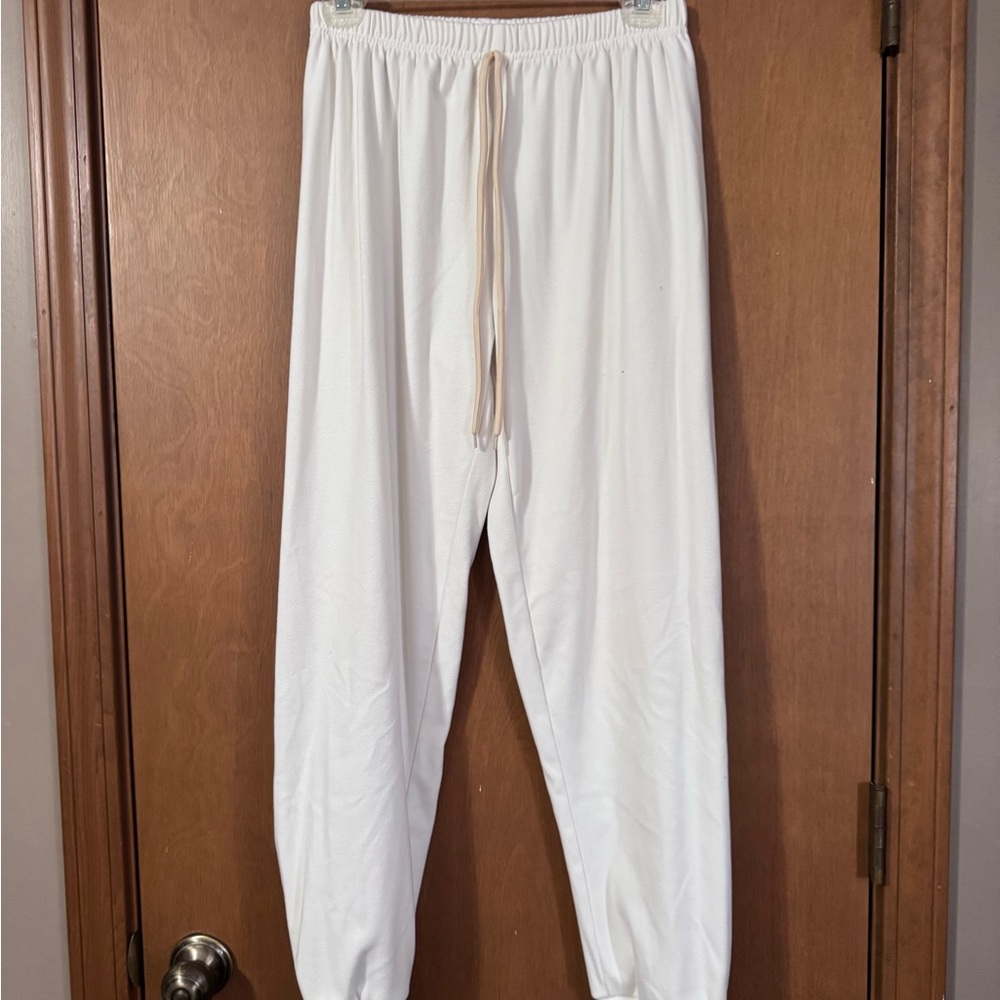 Women’s amazon brand leisure suit with cropped top and joggers. Size L - Picture 3 of 5